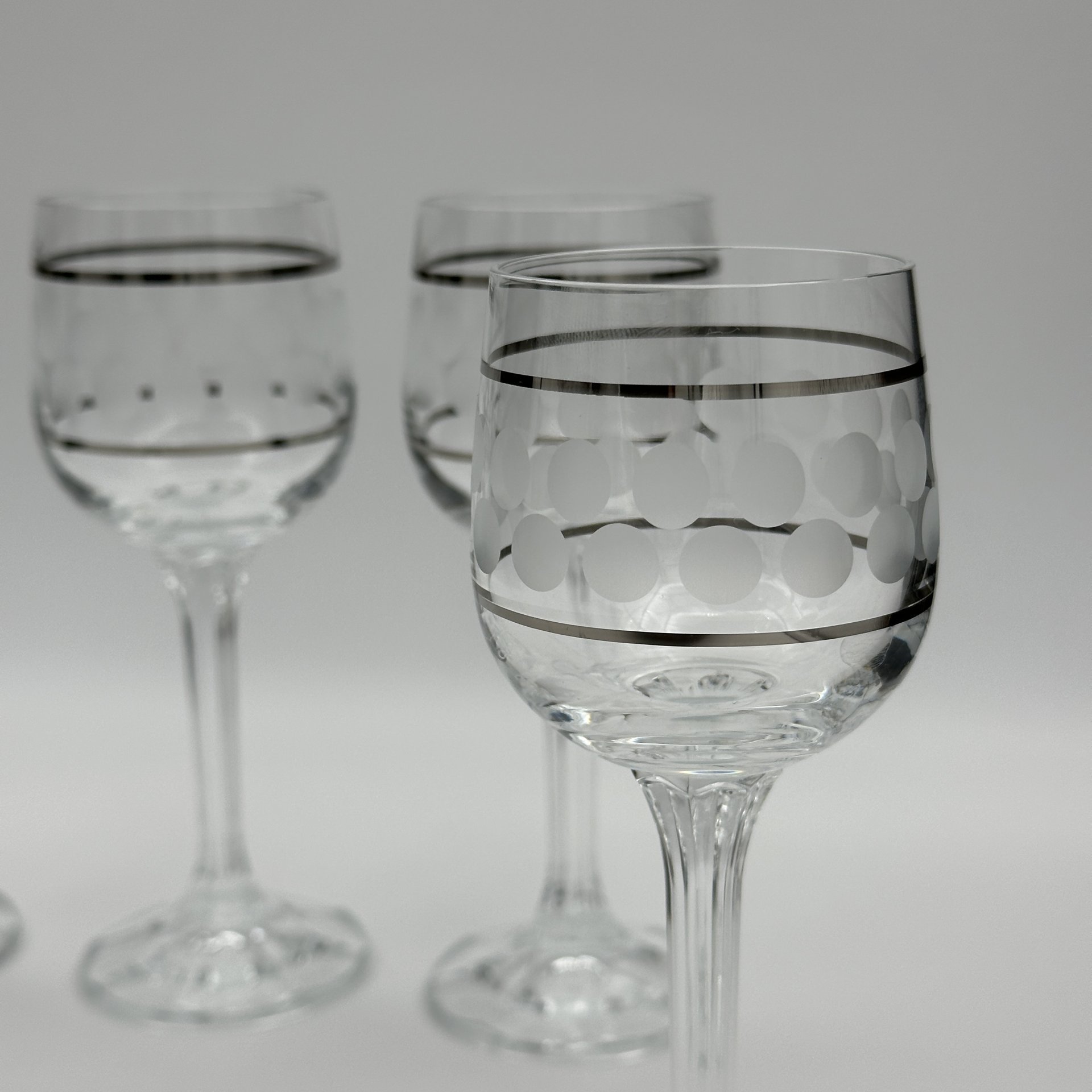 Набор рюмок на фигурной ножке на 6 персон, украшенные декором "горошек", Bohemia Glass