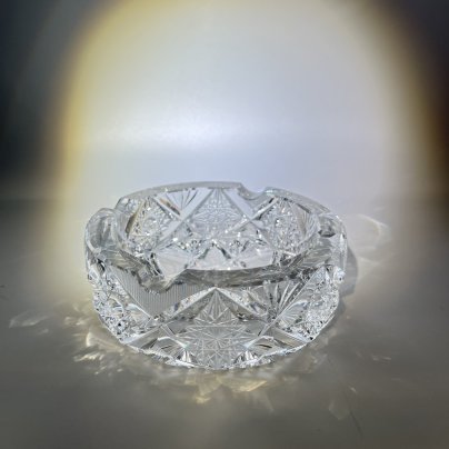 Пепельница круглой формы с рельефным резным декором