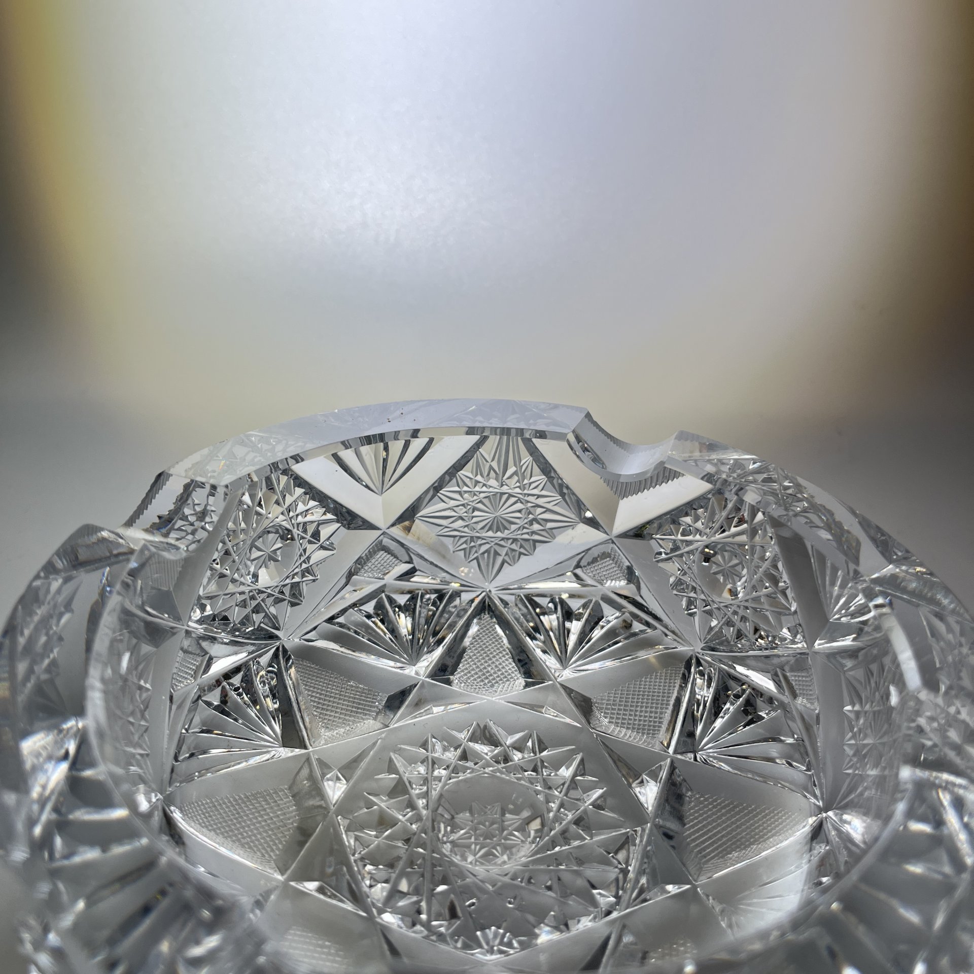 Пепельница круглой формы с рельефным резным декором