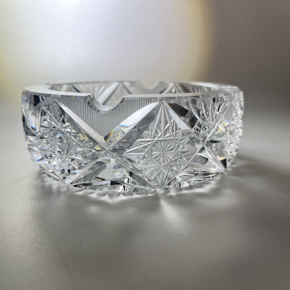 Пепельница круглой формы с рельефным резным декором