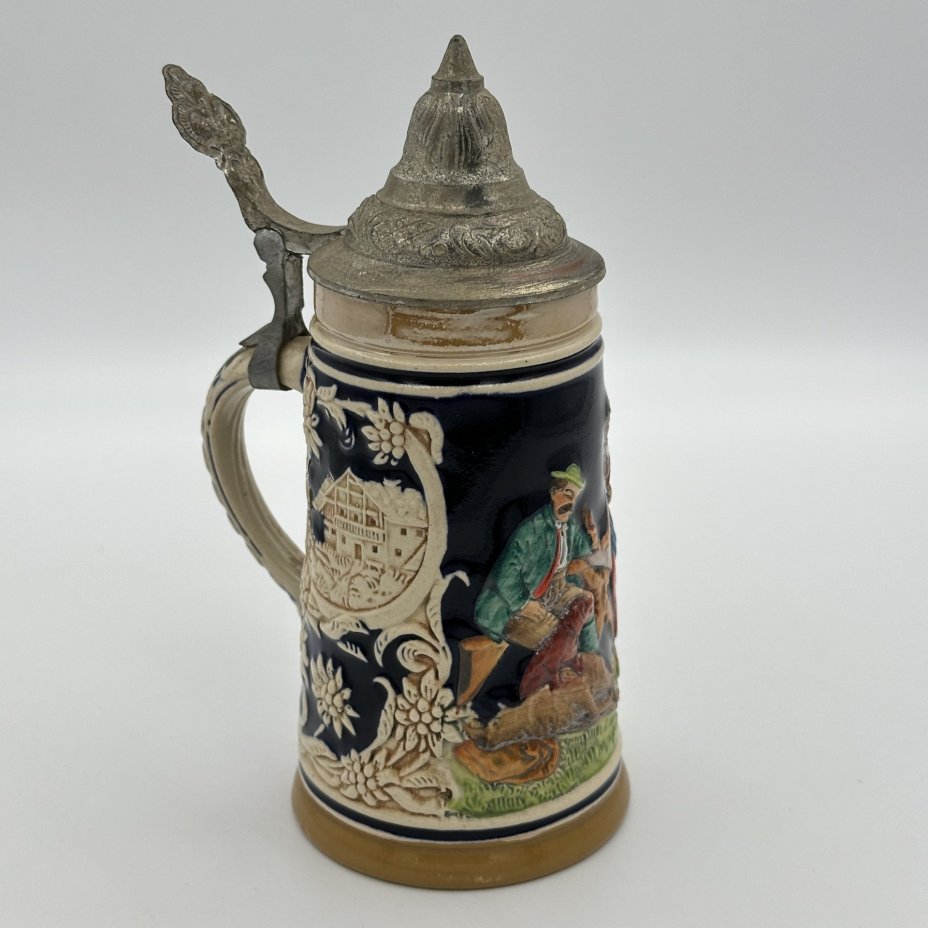 Кружка пивная, украшенная трактирной сценой (хозяюшка и  охотник), Marzi & Remy