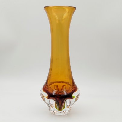 Ваза лаконичной формы на фигурном основании, цветное стекло, гутная техника, Чехословакия, 1970-1990 гг.