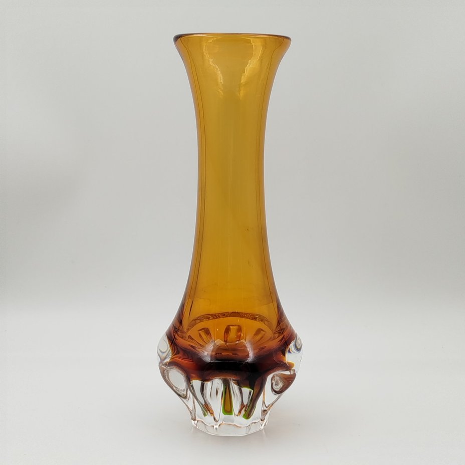 Ваза лаконичной формы на фигурном основании