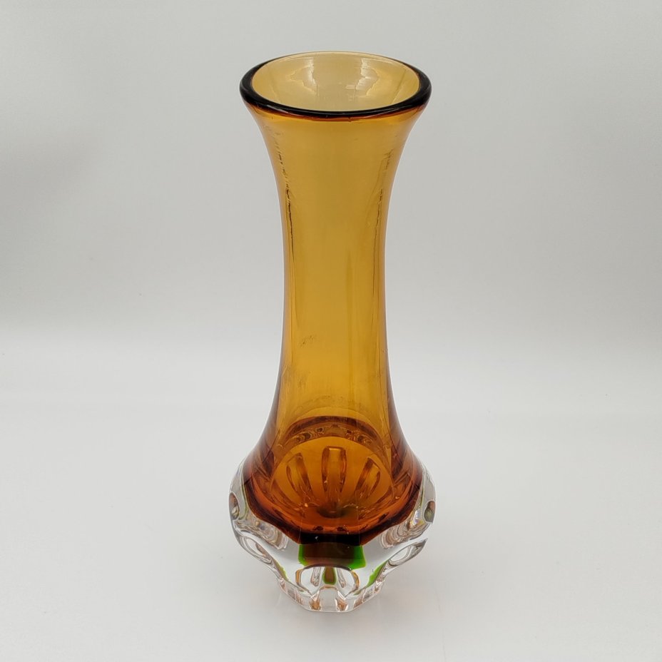 Ваза лаконичной формы на фигурном основании