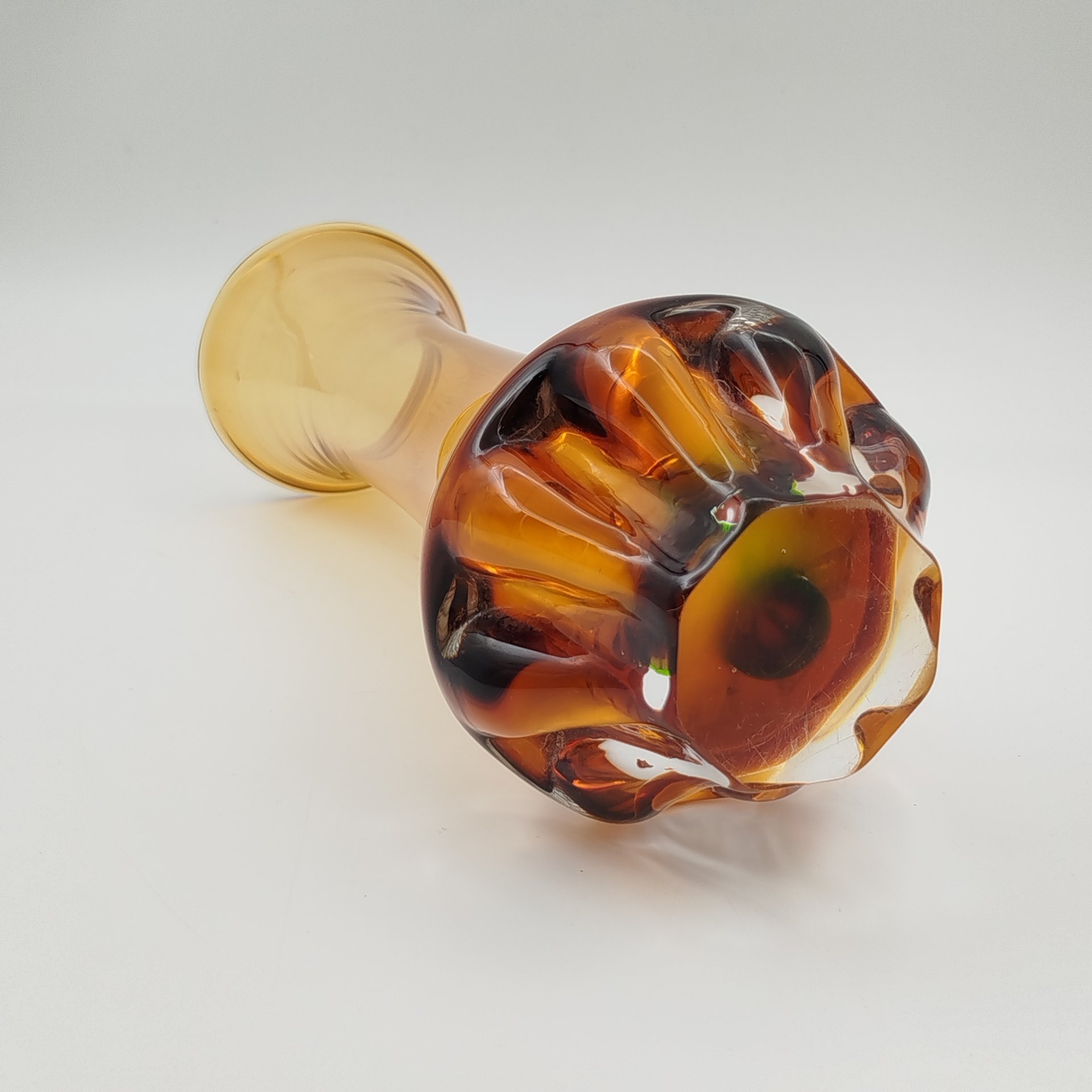 Ваза лаконичной формы на фигурном основании, цветное стекло, гутная техника, Чехословакия, 1970-1990 гг.