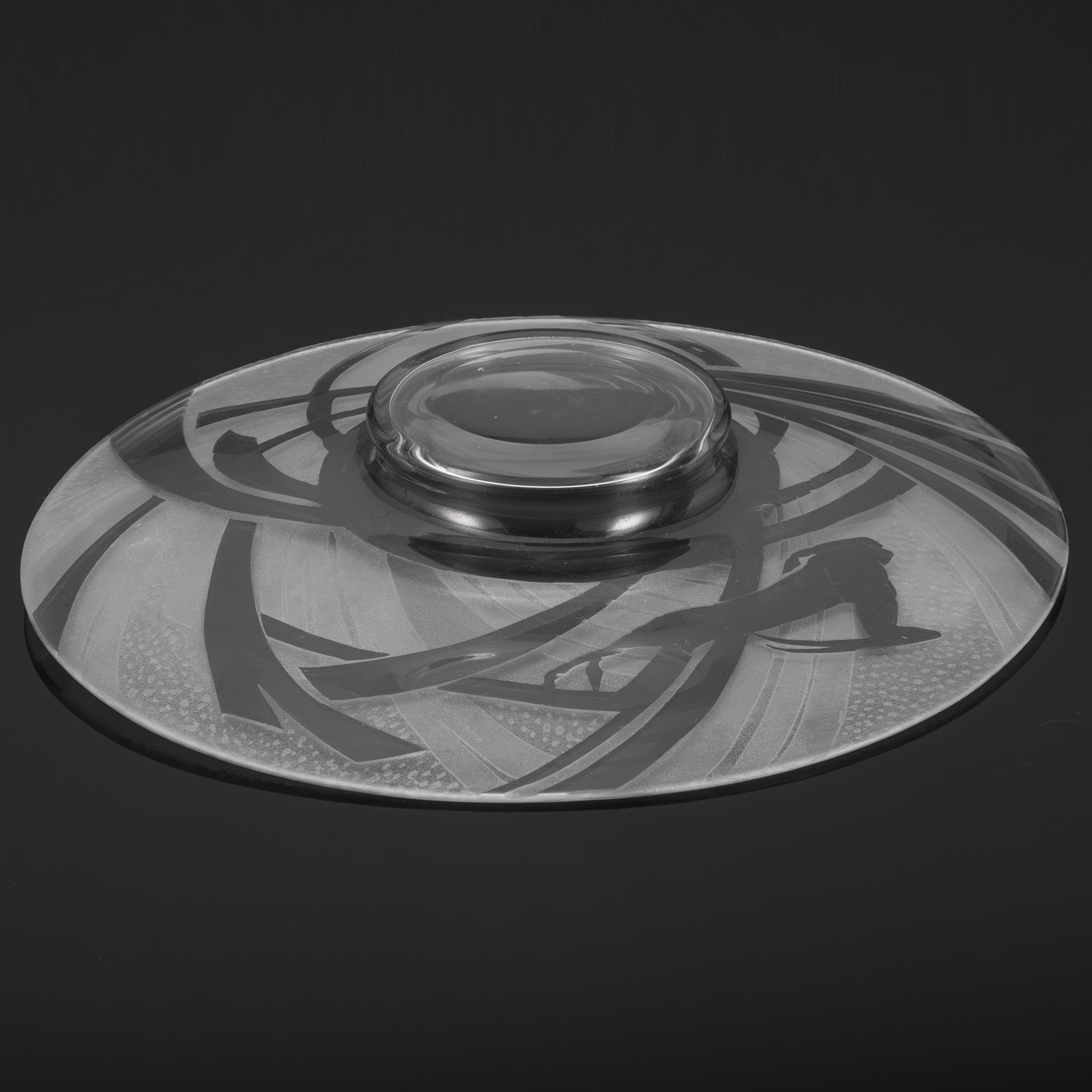 Блюдо для фруктов в стиле ар-деко, украшенное изображением бегущей косули, стекло, травление, Западная Европа, 1920-1930 гг.