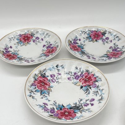 Набор из 3 блюдец из чайных пар формы "Лучистая" с цветочным декором, фарфор, деколь, золочение, Ленинградский фарфоровый завод (ЛФЗ), СССР, 1960-1990 гг.
