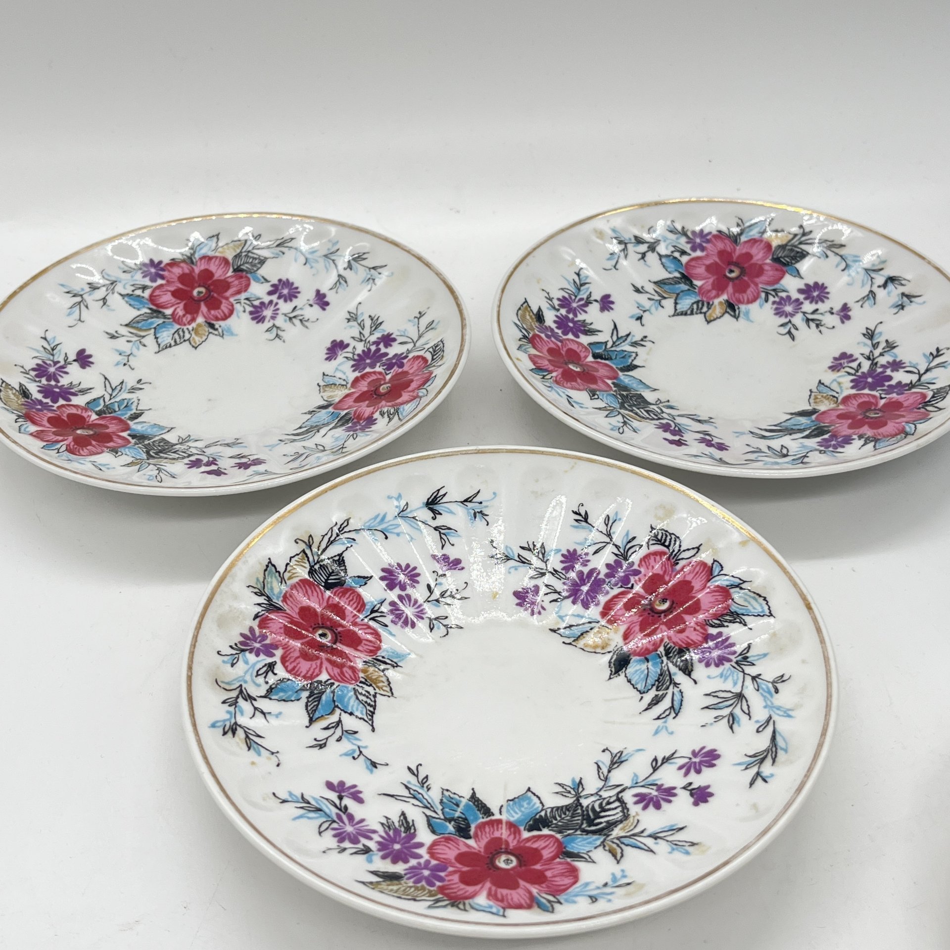 Набор из 3 блюдец из чайных пар формы "Лучистая" с цветочным декором, фарфор, деколь, золочение, Ленинградский фарфоровый завод (ЛФЗ), СССР, 1960-1990 гг.