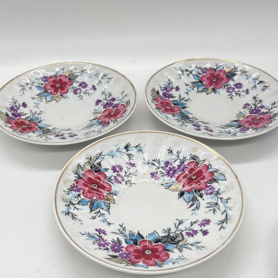 Набор из 3 блюдец из чайных пар формы "Лучистая" с цветочным декором, фарфор, деколь, золочение, Ленинградский фарфоровый завод (ЛФЗ), СССР, 1960-1990 гг.