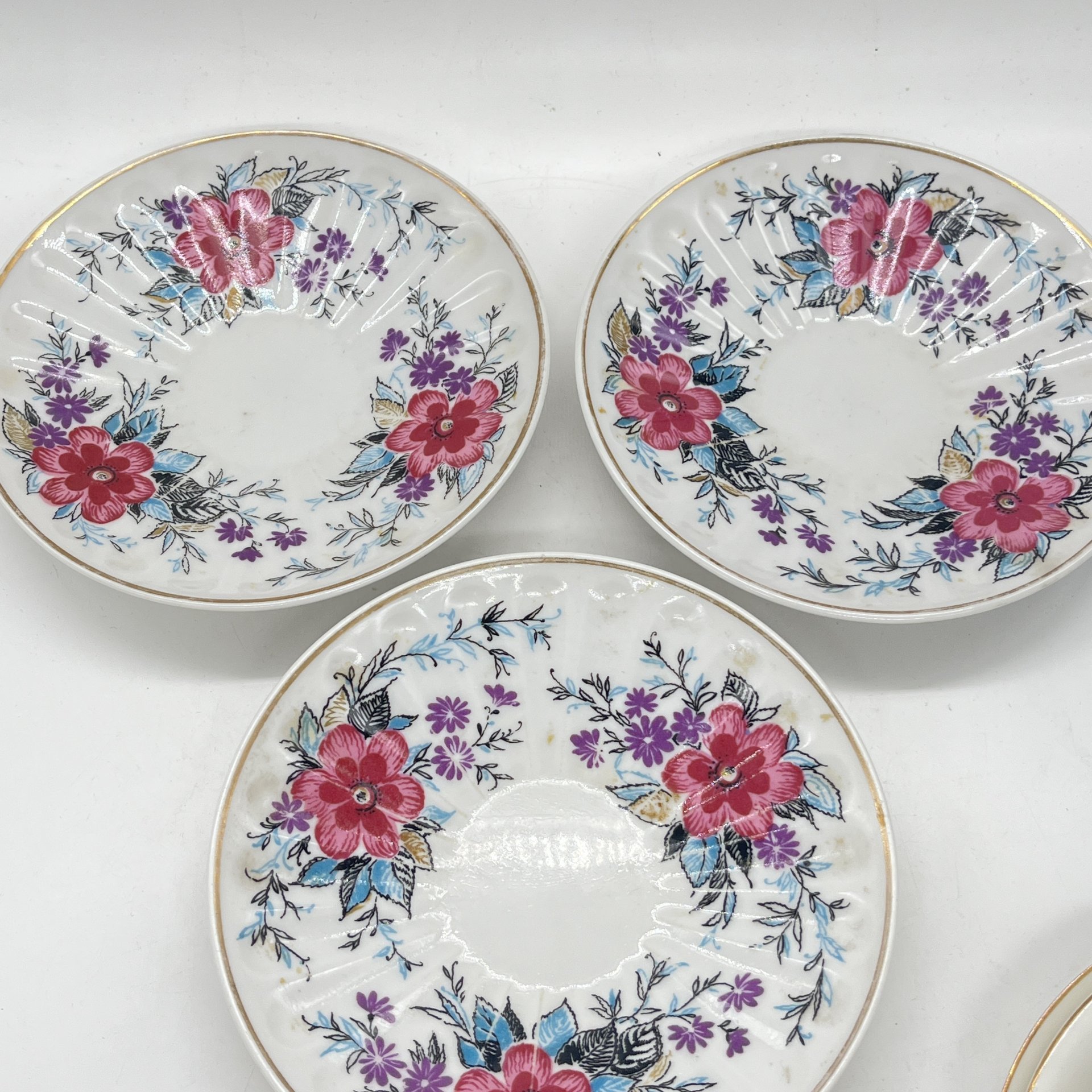 Набор из 3 блюдец из чайных пар формы "Лучистая" с цветочным декором, фарфор, деколь, золочение, Ленинградский фарфоровый завод (ЛФЗ), СССР, 1960-1990 гг.