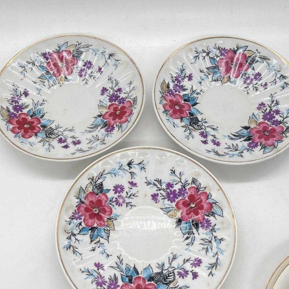 Набор из 3 блюдец из чайных пар формы "Лучистая" с цветочным декором, фарфор, деколь, золочение, Ленинградский фарфоровый завод (ЛФЗ), СССР, 1960-1990 гг.