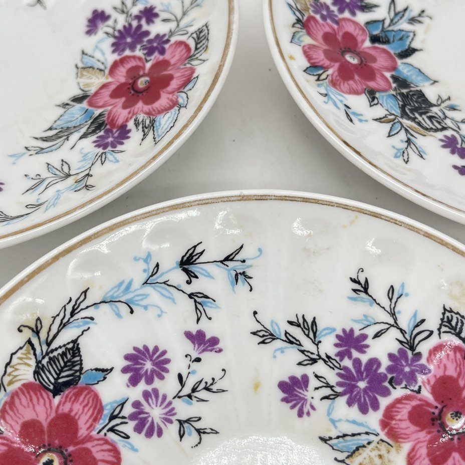 Набор из 3 блюдец из чайных пар формы "Лучистая" с цветочным декором, фарфор, деколь, золочение, Ленинградский фарфоровый завод (ЛФЗ), СССР, 1960-1990 гг.