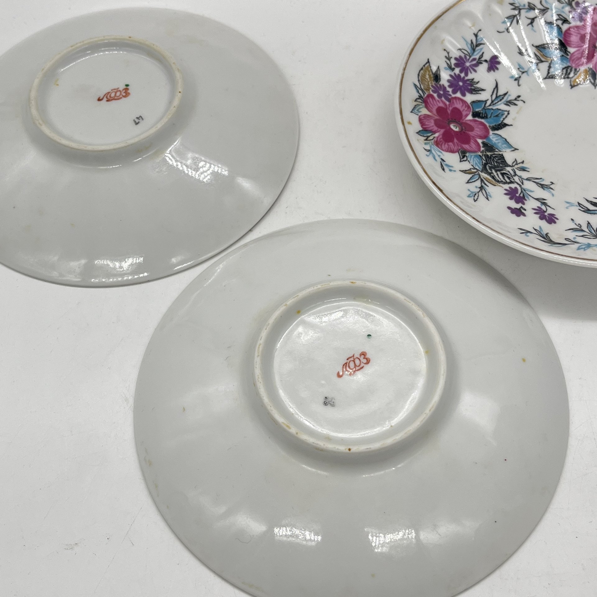 Набор из 3 блюдец из чайных пар формы "Лучистая" с цветочным декором, фарфор, деколь, золочение, Ленинградский фарфоровый завод (ЛФЗ), СССР, 1960-1990 гг.