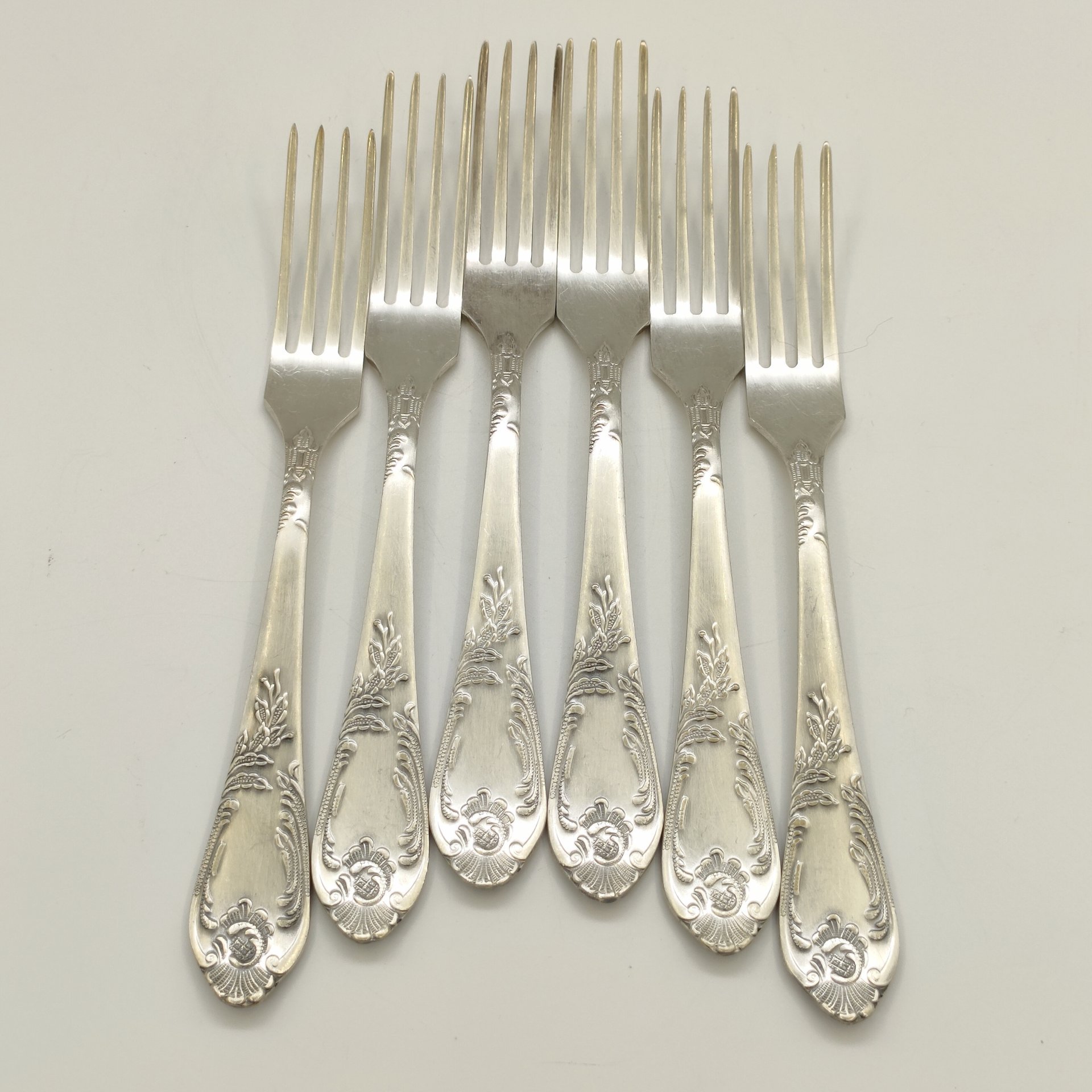 Набор из 6-ти десертных вилок с растительным орнаментом в коробке, мНЦ (медь-никель-цинк), Вольнянский завод столовых приборов им. Шевченко (ЗiШ, ЗиШ), СССР, 1960-1980 гг.