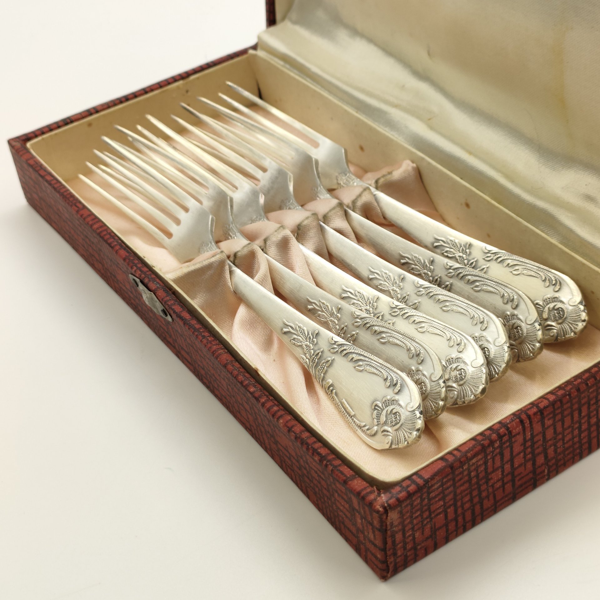 Набор из 6-ти десертных вилок с растительным орнаментом в коробке, мНЦ (медь-никель-цинк), Вольнянский завод столовых приборов им. Шевченко (ЗiШ, ЗиШ), СССР, 1960-1980 гг.