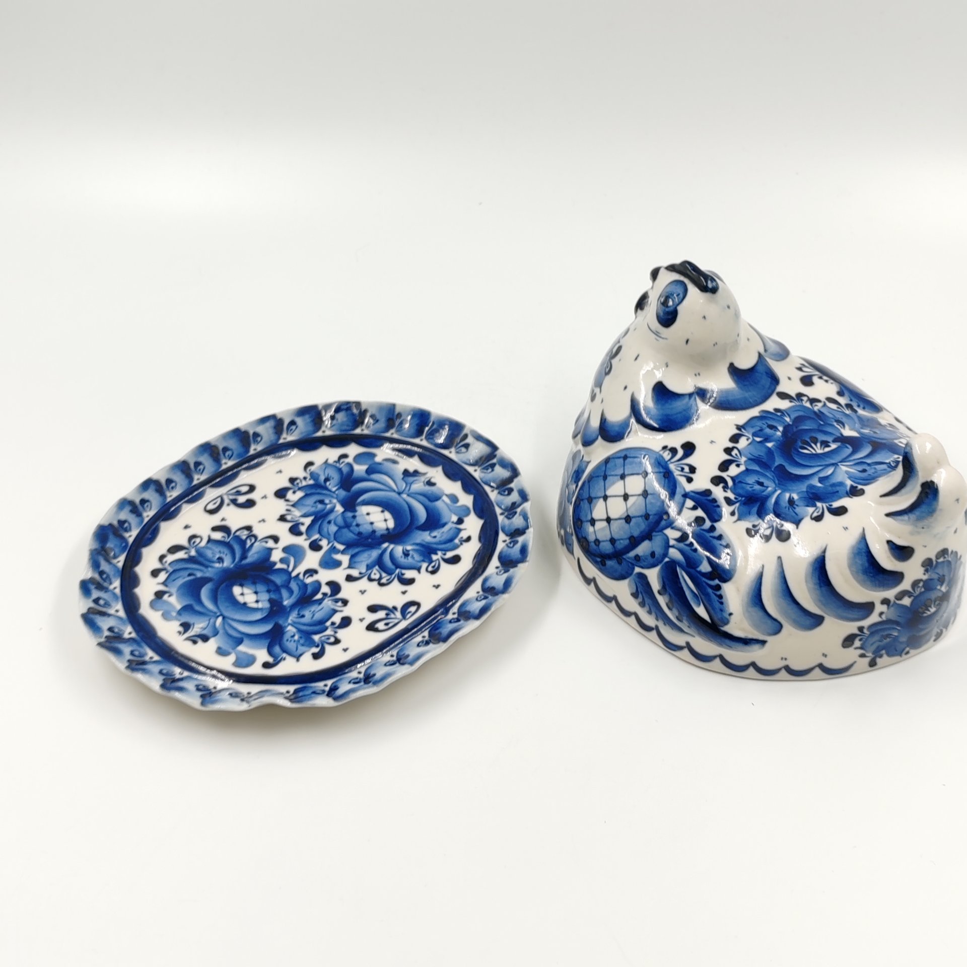 Маслёнка в виде курочки, украшенной цветочным декором, автор Сучкова, Гжель