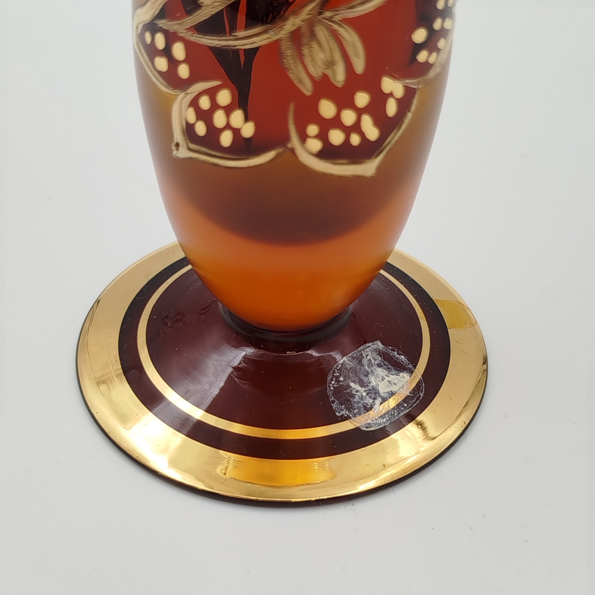 Вазочка-солифлер (для одного цветка) янтарного оттенка с растительным декором