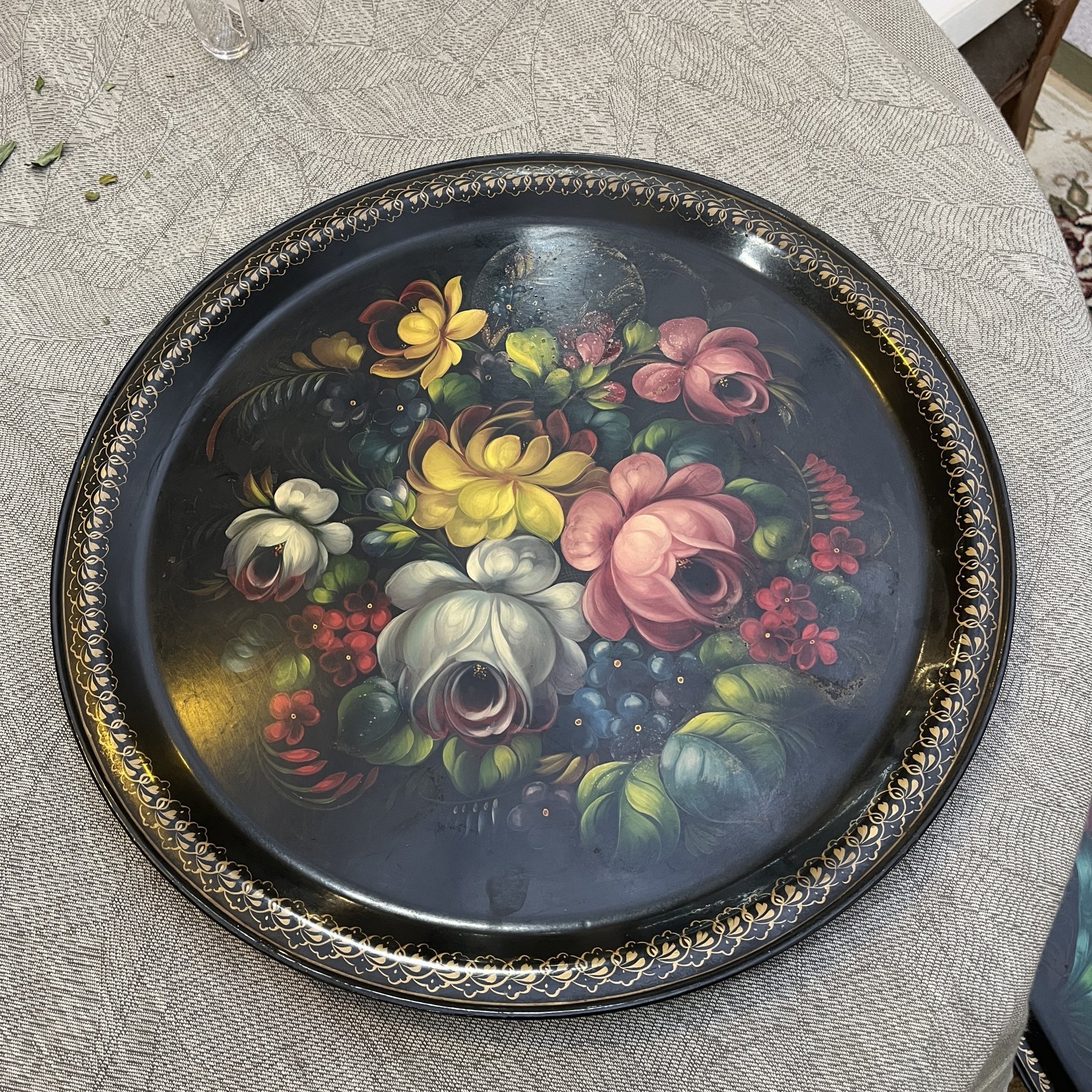 Поднос круглой формы с цветочным декором, жесть, роспись, Жостовская фабрика декоративной росписи, СССР, 1960-1980 гг.