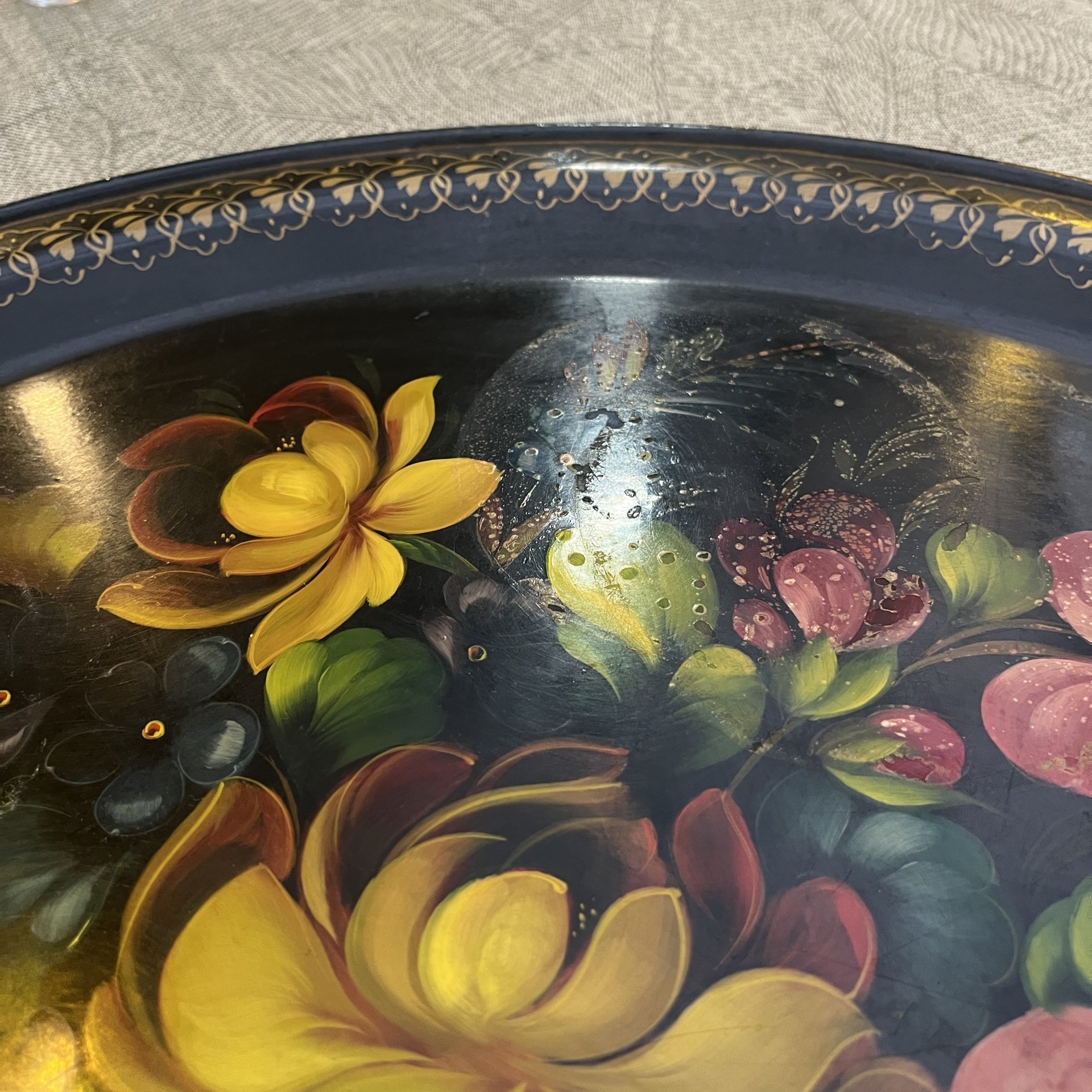 Поднос круглой формы с цветочным декором, жесть, роспись, Жостовская фабрика декоративной росписи, СССР, 1960-1980 гг.