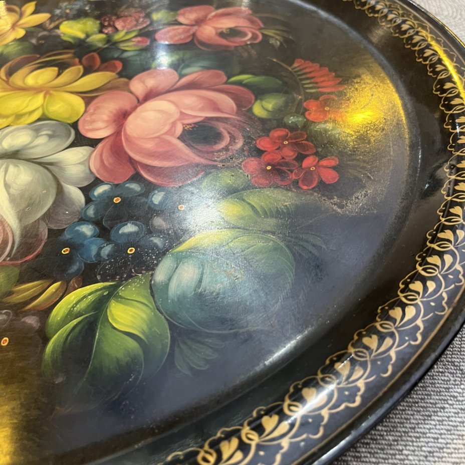 Поднос круглой формы с цветочным декором, жесть, роспись, Жостовская фабрика декоративной росписи, СССР, 1960-1980 гг.