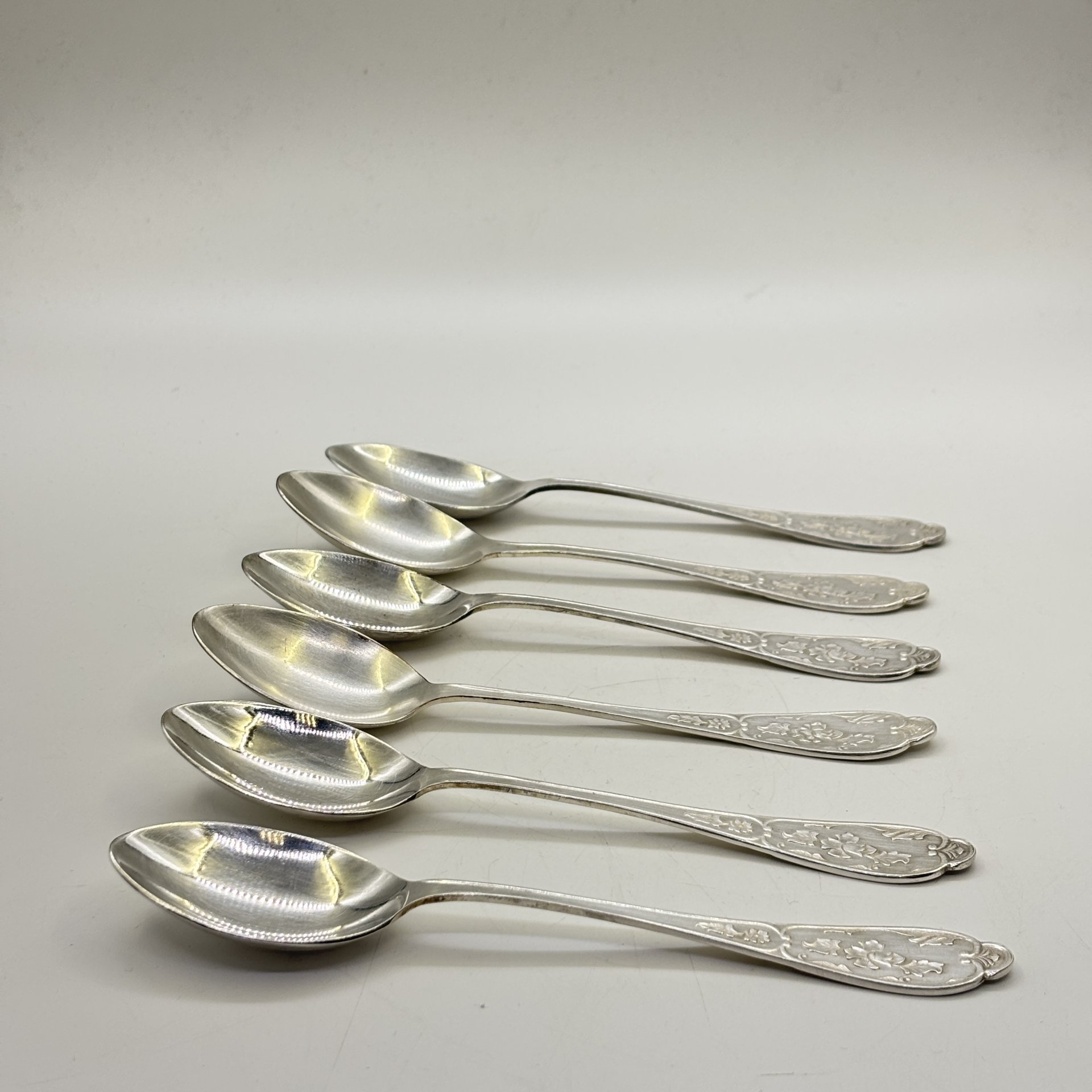 Набор из шести десертных ложек с растительным декором, мельхиор (медь-никель), Мстерская художественная фабрика  «Ювелир», СССР, 1978 г.