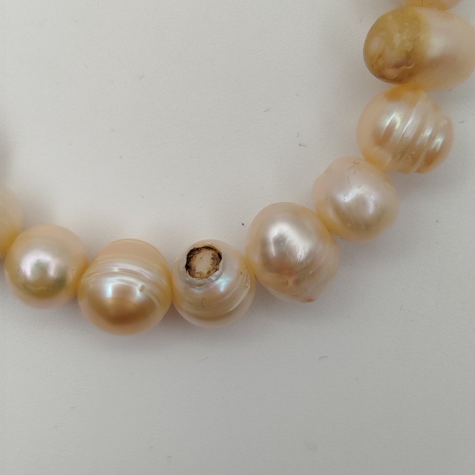 Браслет женский розоватого оттенка