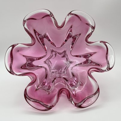 Ваза для фруктов розового оттенка с волнистым бортом