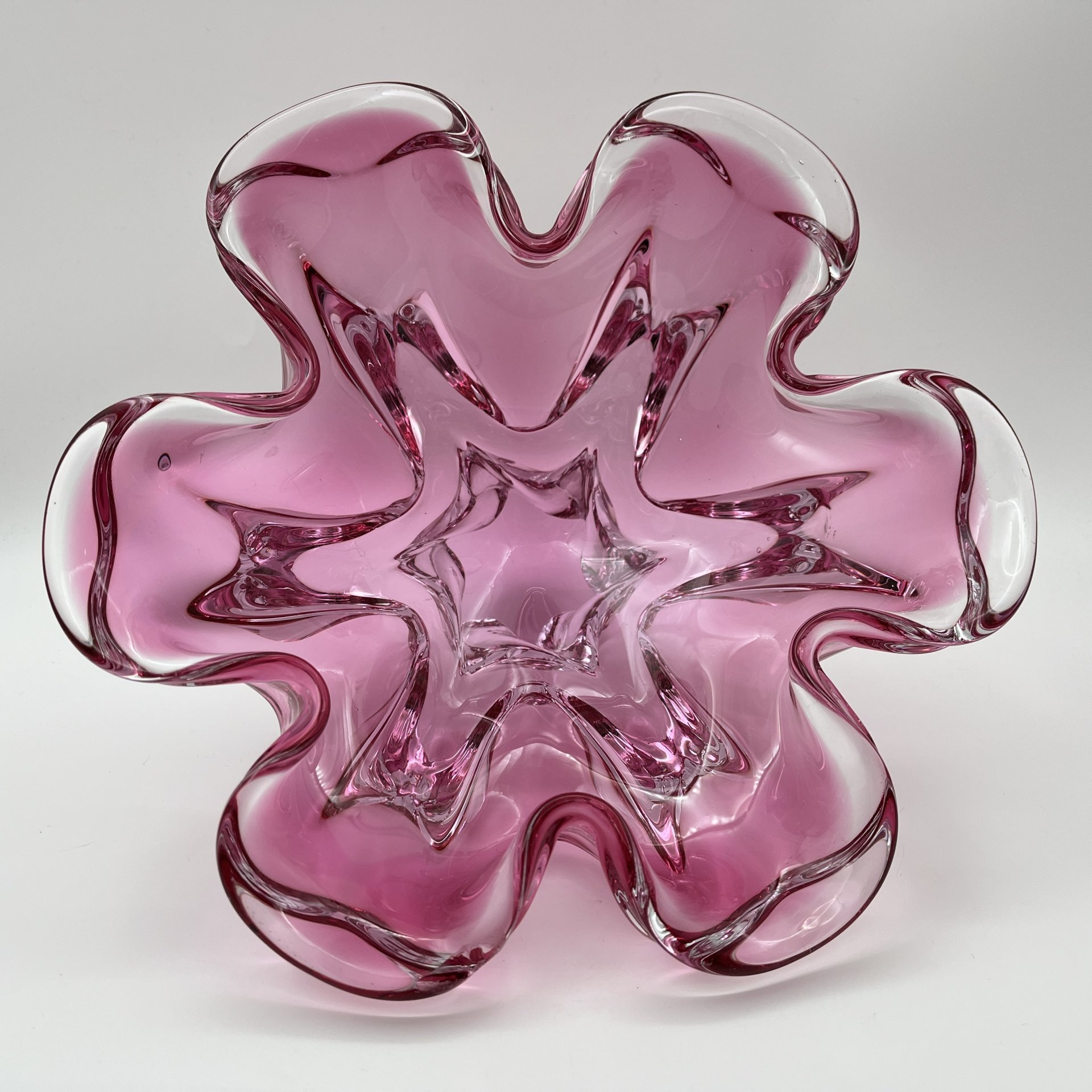 Ваза для фруктов розового оттенка с волнистым бортом