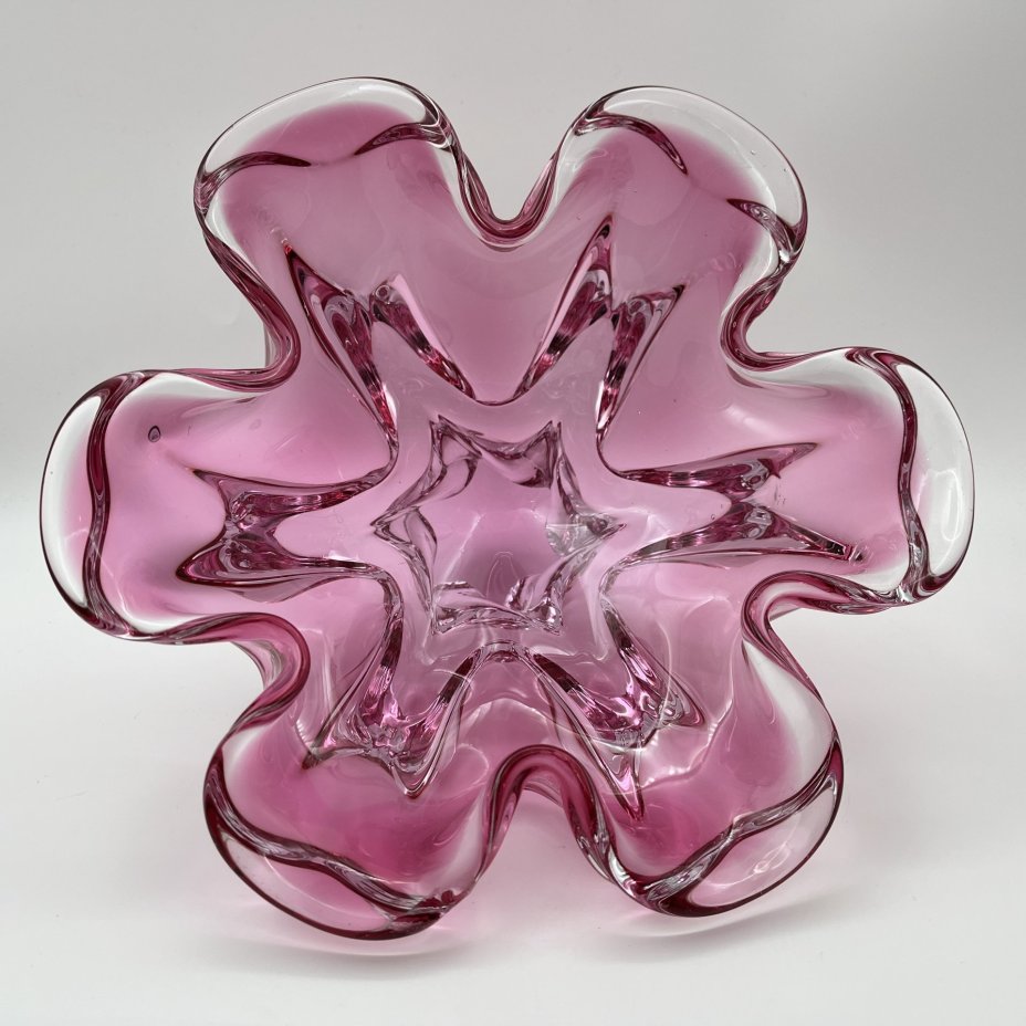 Ваза для фруктов розового оттенка с волнистым бортом