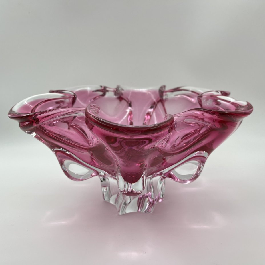 Ваза для фруктов розового оттенка с волнистым бортом