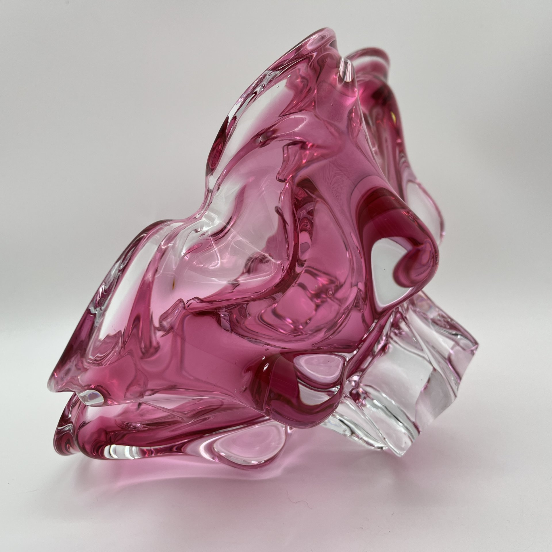 Ваза для фруктов розового оттенка с волнистым бортом