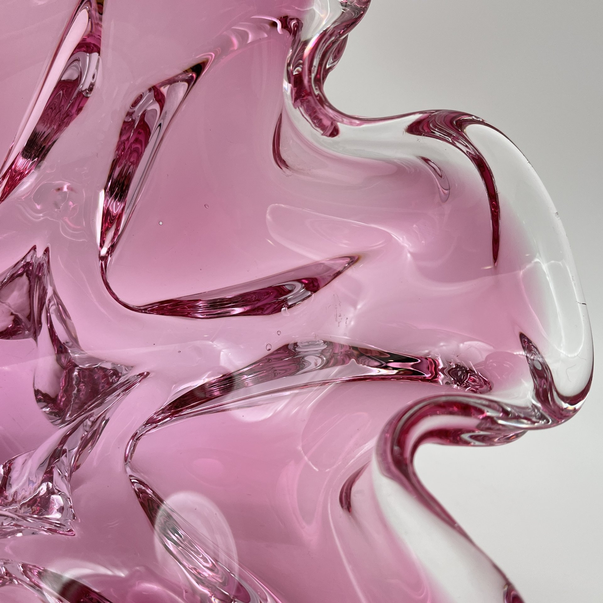 Ваза для фруктов розового оттенка с волнистым бортом