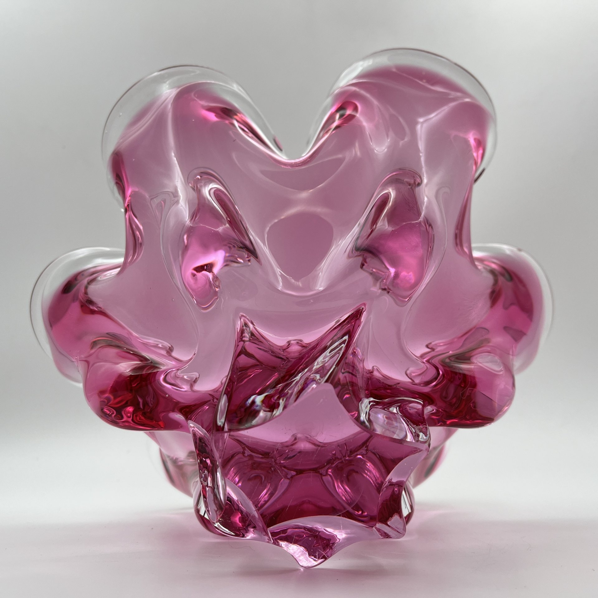 Ваза для фруктов розового оттенка с волнистым бортом