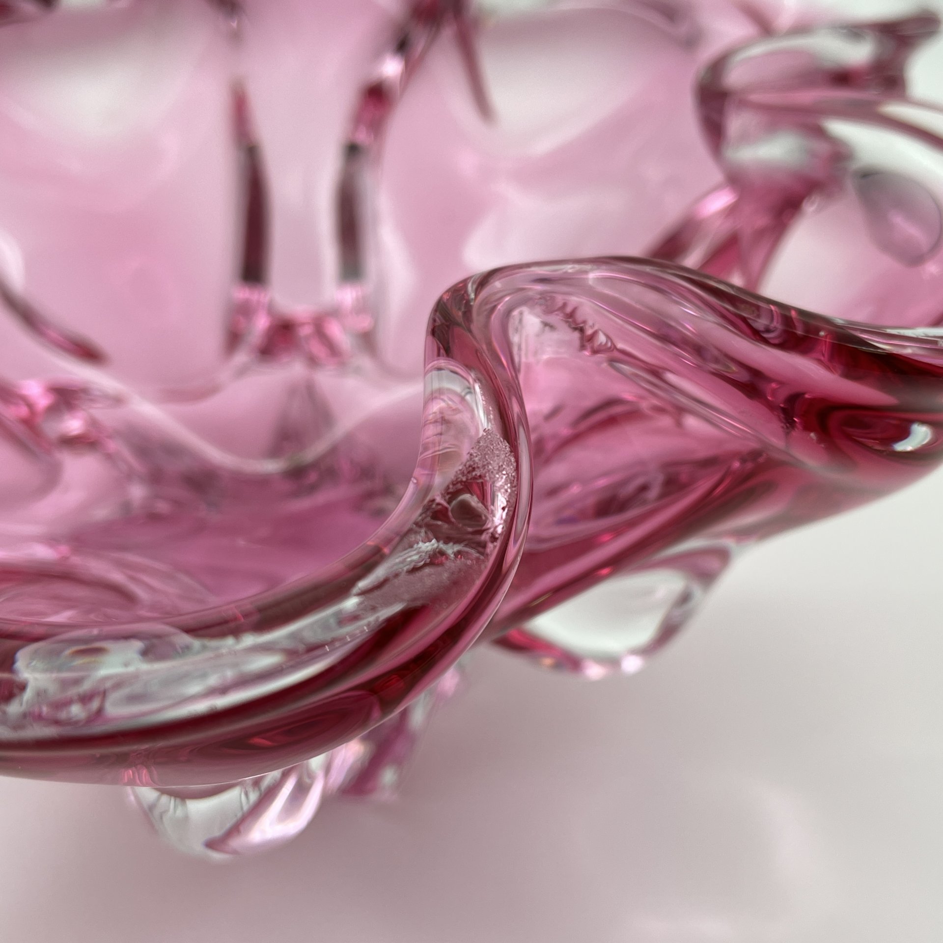 Ваза для фруктов розового оттенка с волнистым бортом