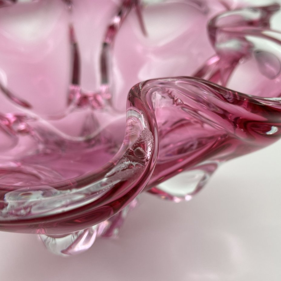 Ваза для фруктов розового оттенка с волнистым бортом