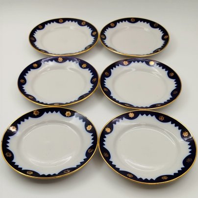 Набор из шести пирожковых тарелок с орнаментальным декором вдоль борта, фарфор, крытье кобальтом, золочение, Рижский фарфорово-фаянсовый завод, СССР, 1960-1980 гг.