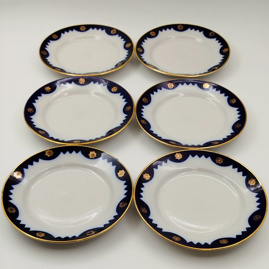 Набор из шести пирожковых тарелок с орнаментальным декором вдоль борта, фарфор, крытье кобальтом, золочение, Рижский фарфорово-фаянсовый завод, СССР, 1960-1980 гг.