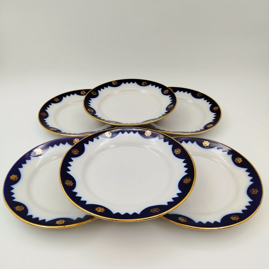 Набор из шести пирожковых тарелок с орнаментальным декором вдоль борта, фарфор, крытье кобальтом, золочение, Рижский фарфорово-фаянсовый завод, СССР, 1960-1980 гг.
