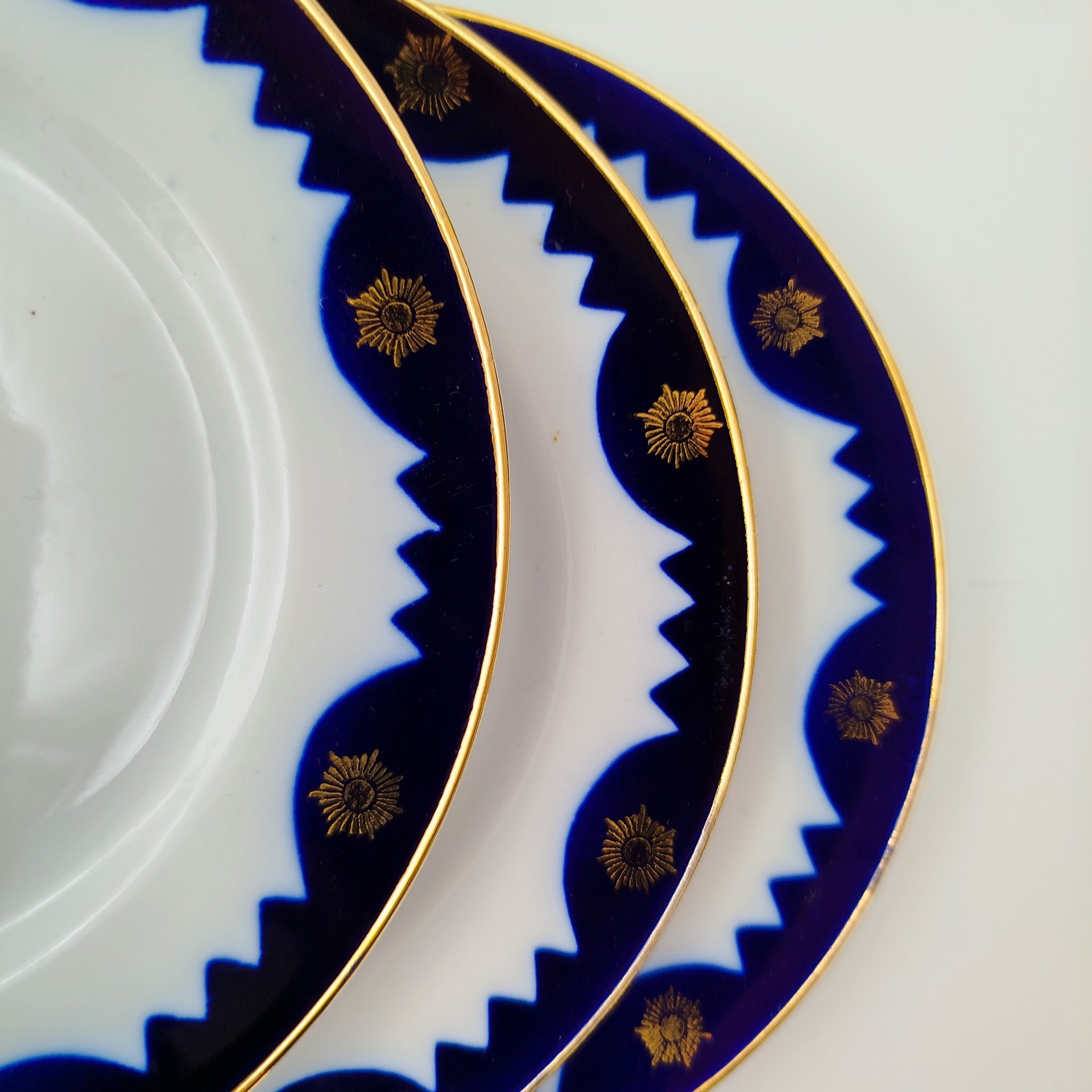 Набор из шести пирожковых тарелок с орнаментальным декором вдоль борта, фарфор, крытье кобальтом, золочение, Рижский фарфорово-фаянсовый завод, СССР, 1960-1980 гг.