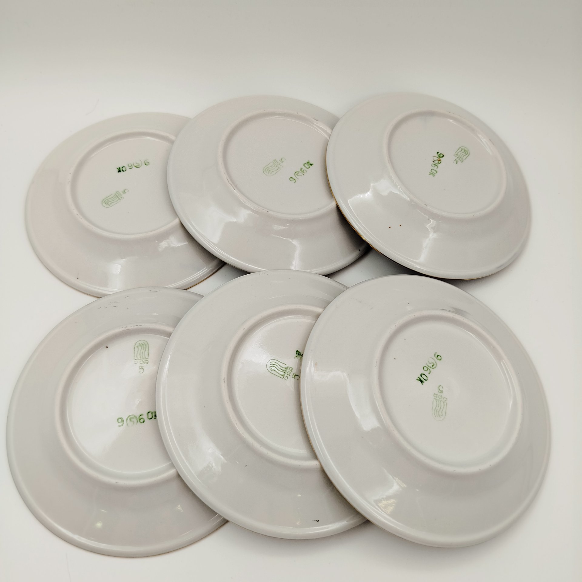 Набор из шести пирожковых тарелок с орнаментальным декором вдоль борта, фарфор, крытье кобальтом, золочение, Рижский фарфорово-фаянсовый завод, СССР, 1960-1980 гг.