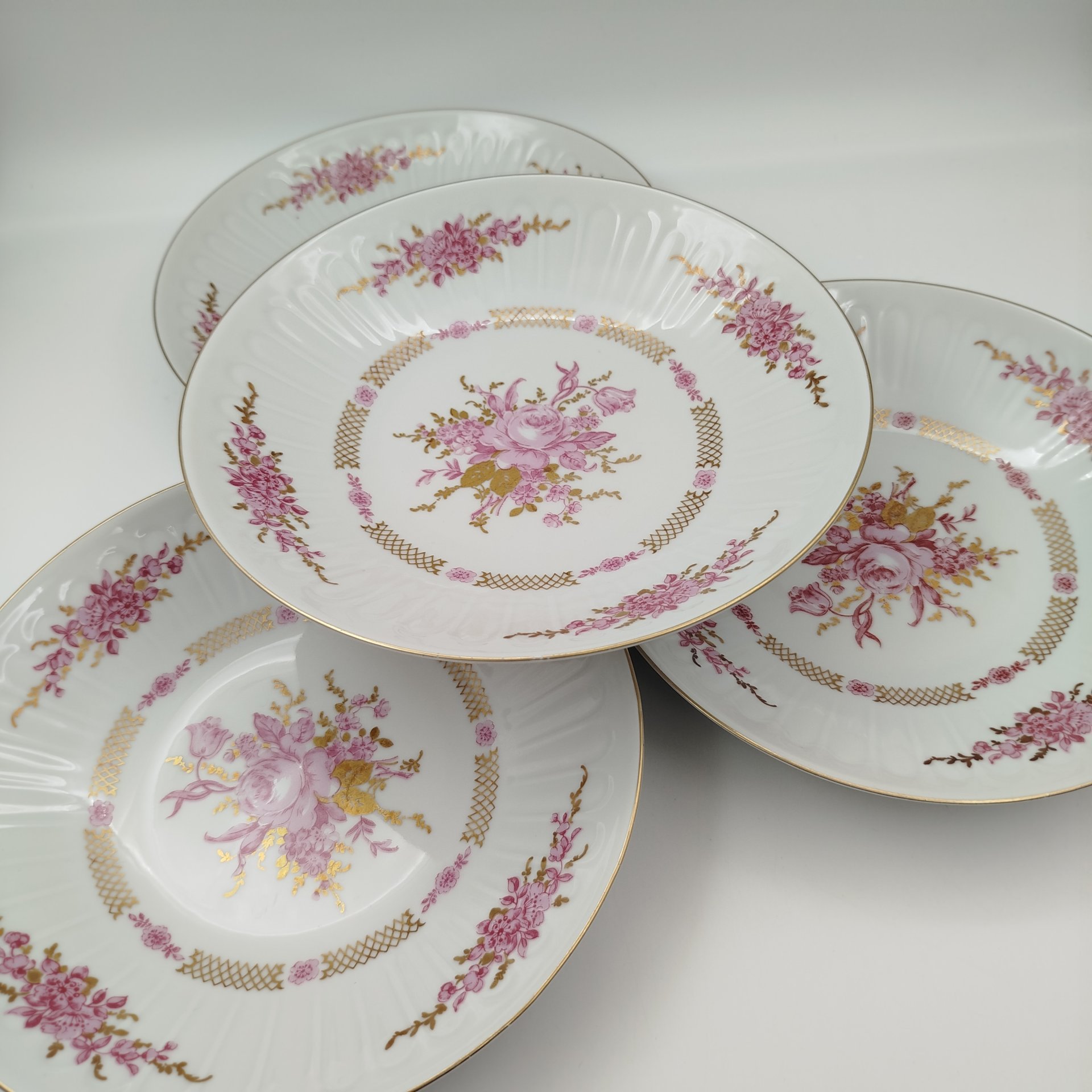 Набор глубоких тарелок с цветочным декором на 4 персоны, фарфор, деколь, золочение, Graf Von Henneberg Porzellan, 1777 Jlmenau, ГДР, 1977-1990 гг.