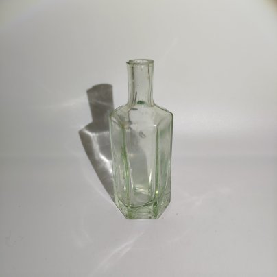 Флакон шестиугольной формы, клеймо "4", стекло, Россия, 1900-1940 гг.