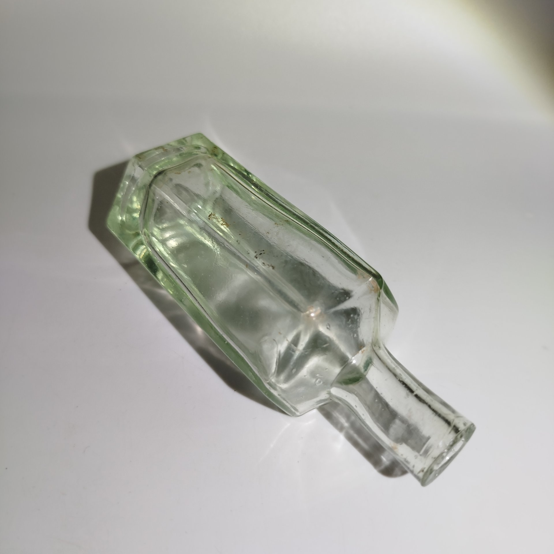 Флакон шестиугольной формы, клеймо "4", стекло, Россия, 1900-1940 гг.