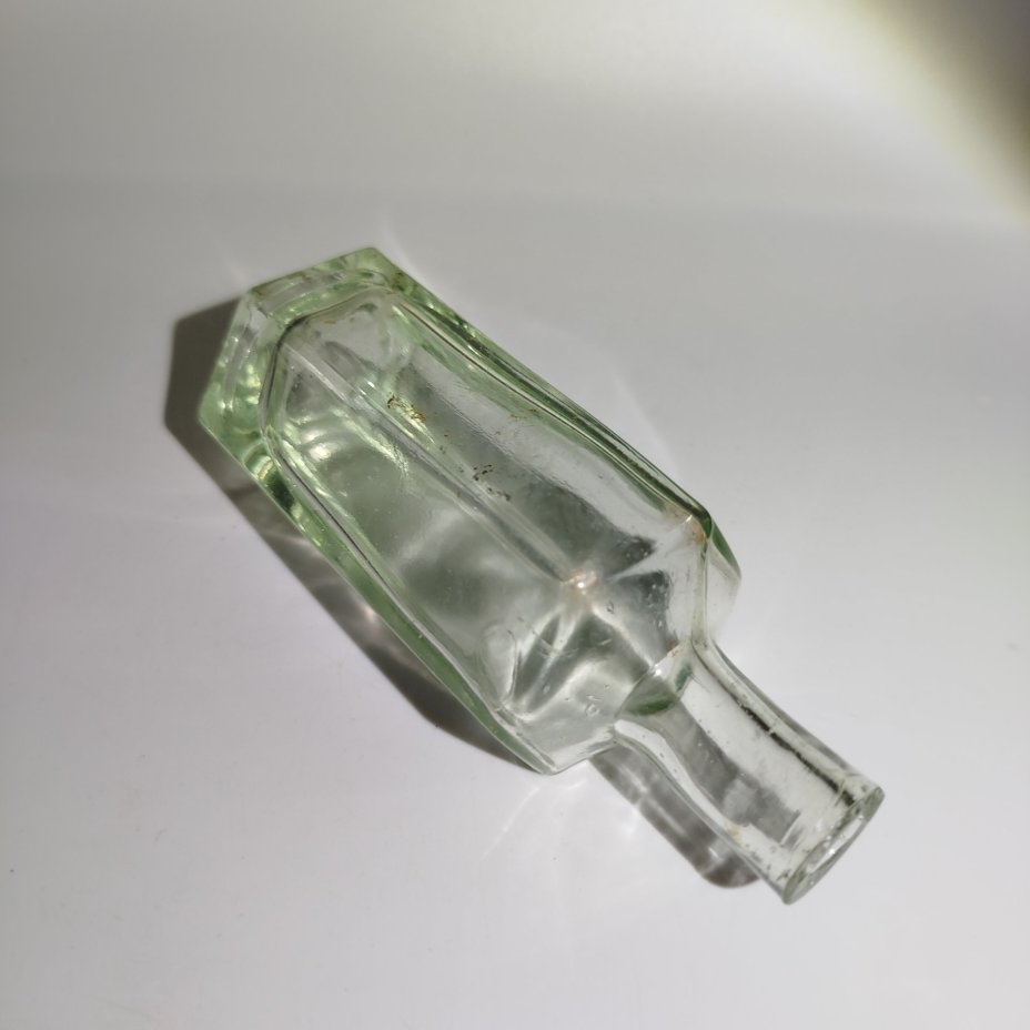 Флакон шестиугольной формы, клеймо "4", стекло, Россия, 1900-1940 гг.