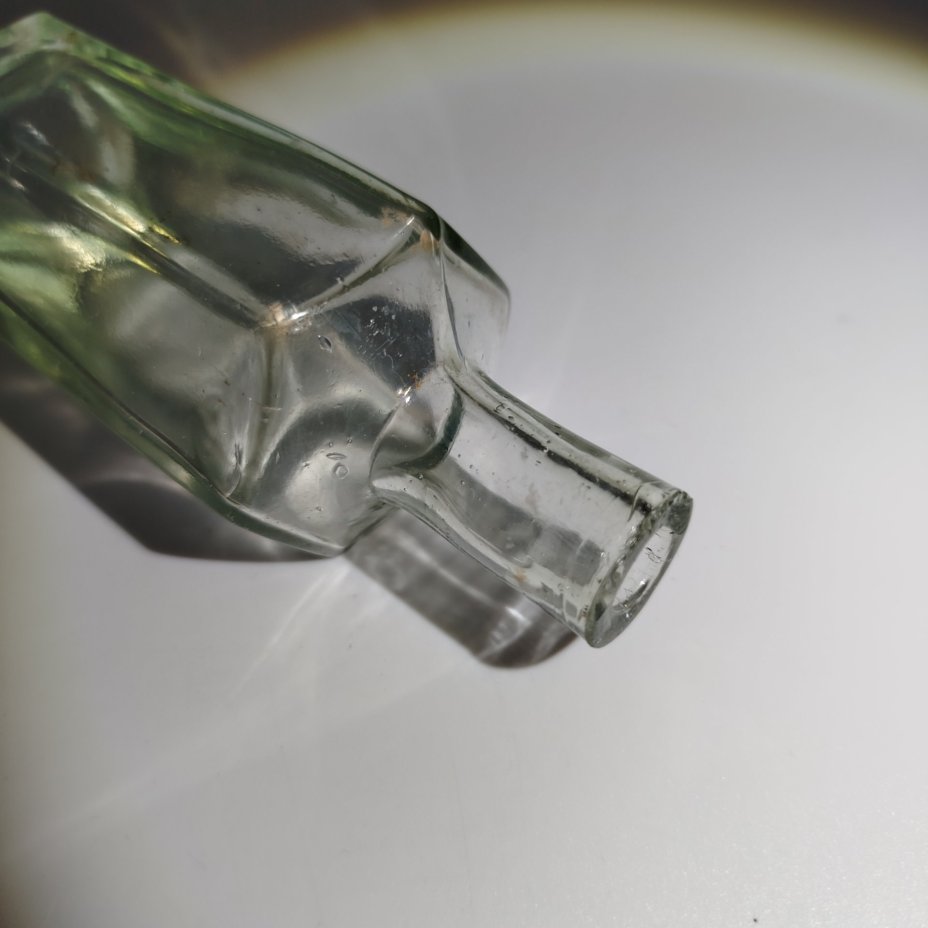 Флакон шестиугольной формы, клеймо "4", стекло, Россия, 1900-1940 гг.