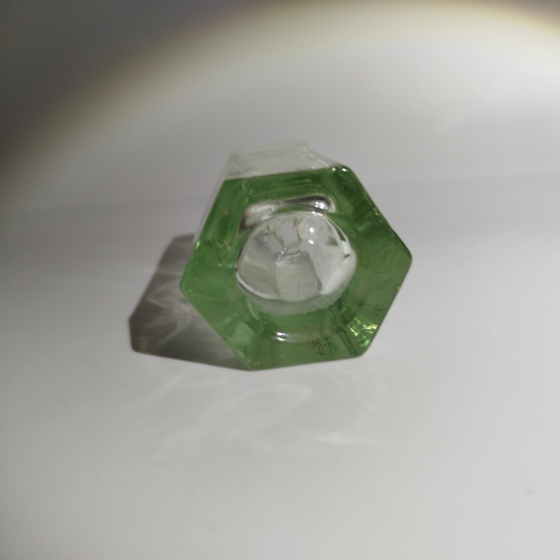 Флакон шестиугольной формы, клеймо "4", стекло, Россия, 1900-1940 гг.