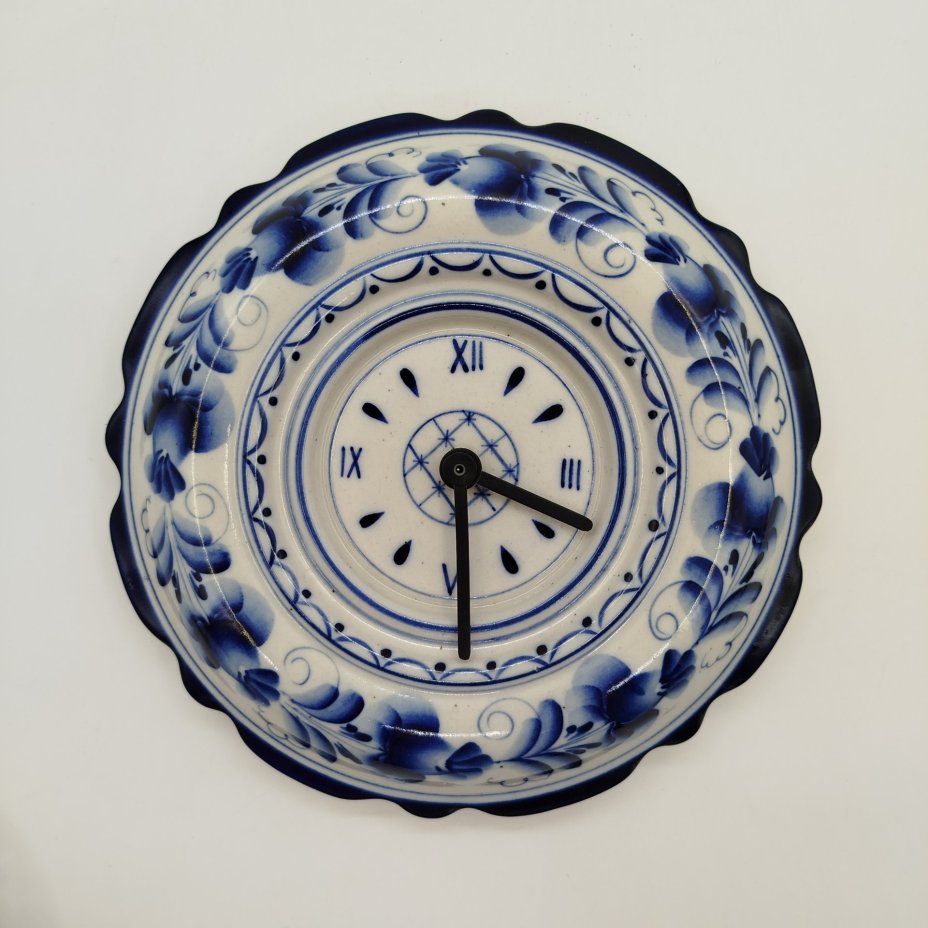 Часы с растительным декором, Гжель, фарфор, пластик, металл, Россия, 1990-2010 гг.