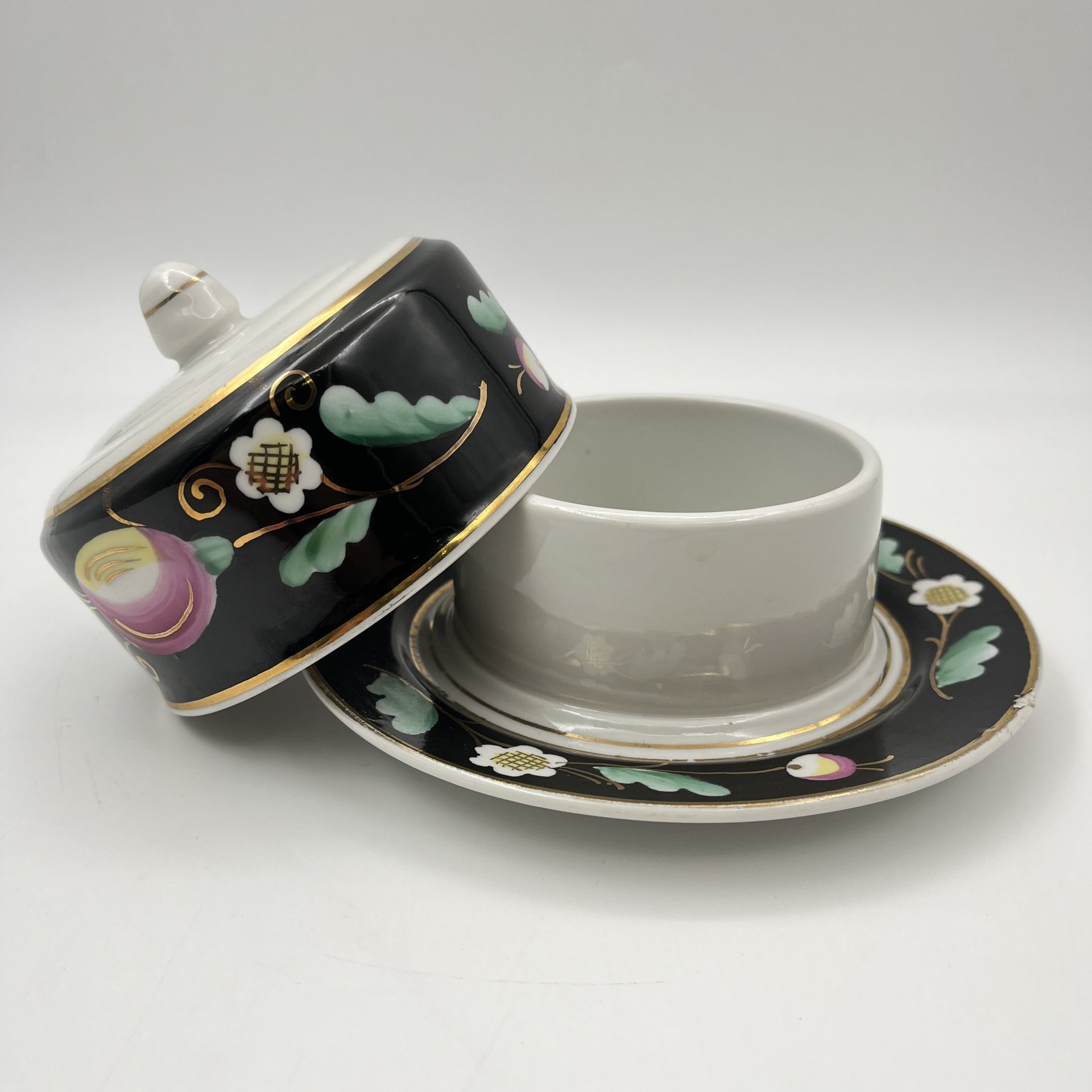 Маслёнка из сервиза "Слива", автор А.А.Чекулина