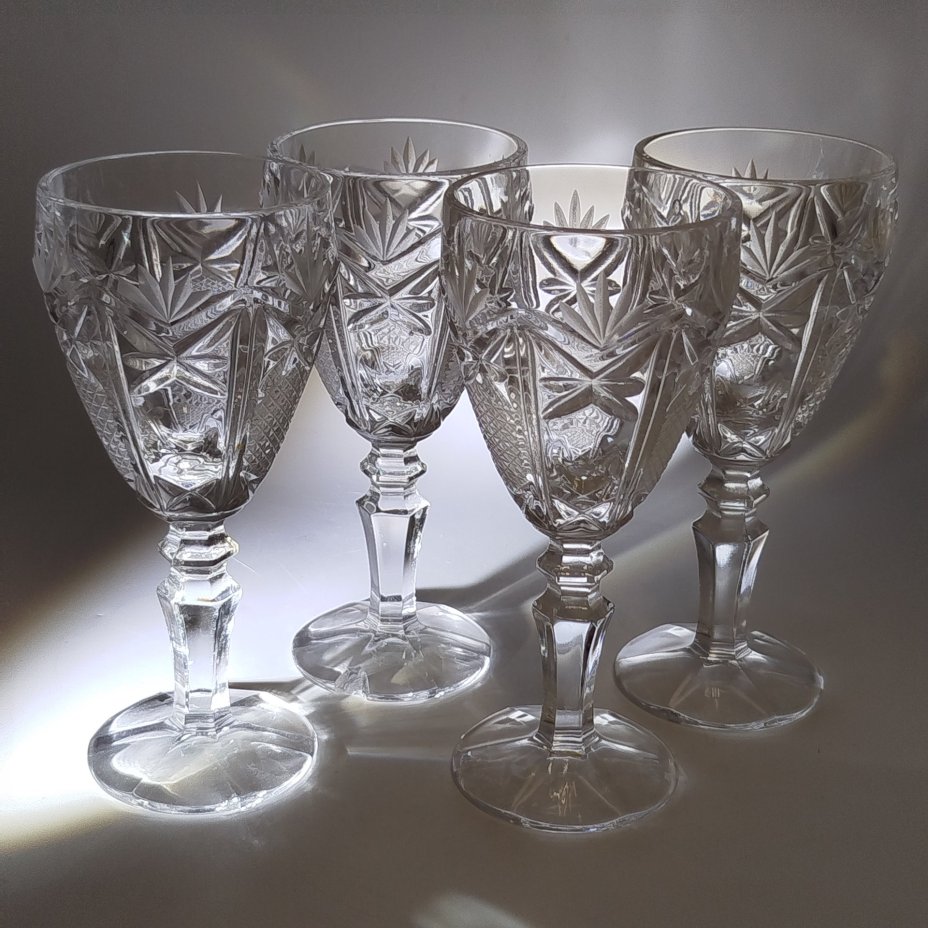Набор из 4-х бокалов с резным декором