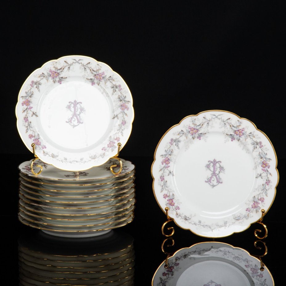 Набор из 12-ти тарелок с цветочным орнаментом вдоль борта и вензелем "YE"